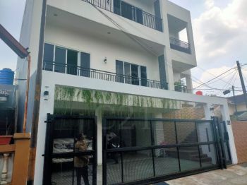 Dijual Rumah baru modern tropis 3 lantai di hook dalam kompleks jatibening