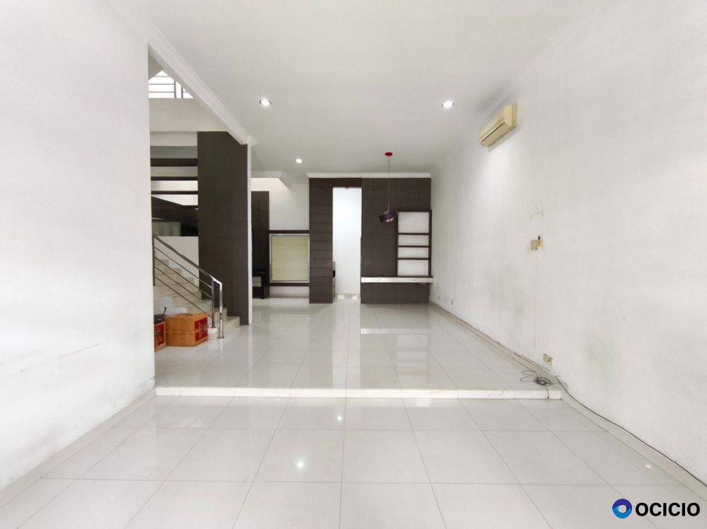 Dijual Villa 3 Lantai Semi Furnished Komplek Cemara Asri Jalan Camelia