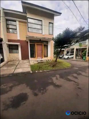 Disewakan Rumah 2 lantai dan hoek.