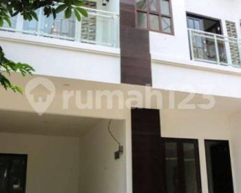 Rumah mewah bergaya Skandinavia di Kebagusan