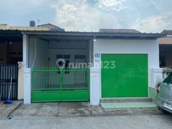 Rumah siap huni strategis dekat stasiun kereta Bekasi Jawa Barat