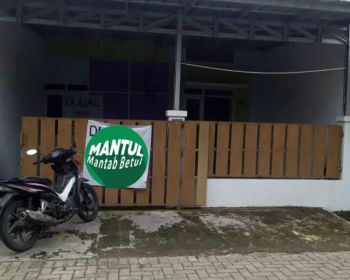 Rumah di Mutiara curug Tangerang depan taman