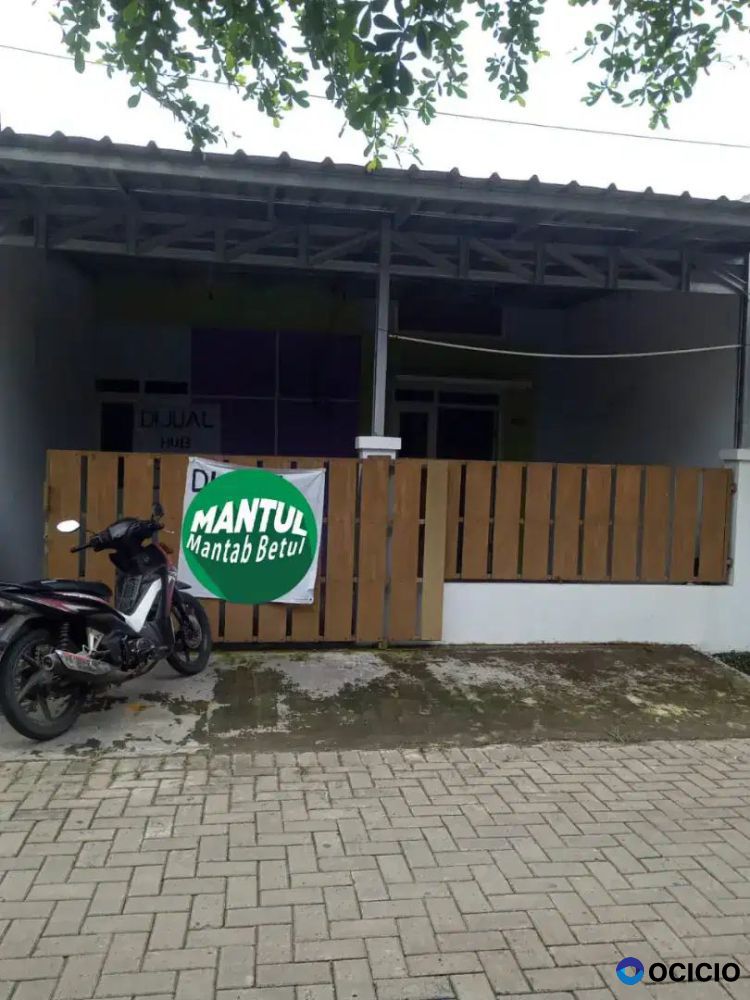 Rumah di Mutiara curug Tangerang depan taman