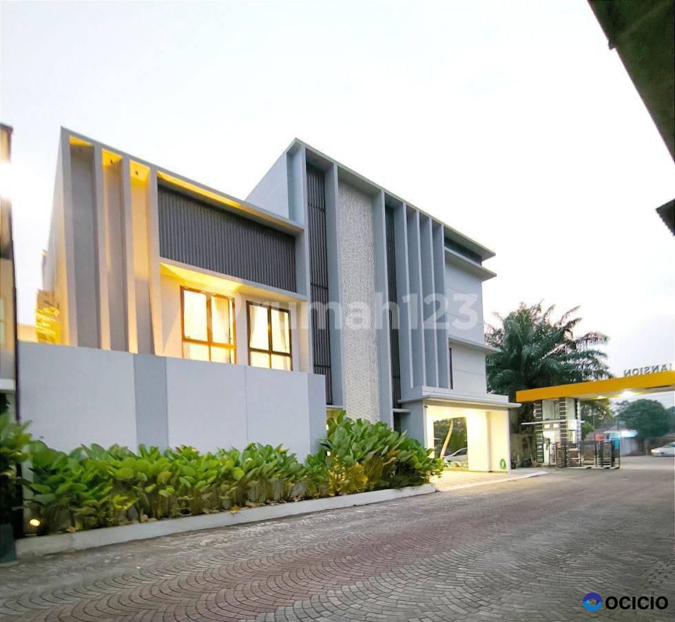 Rumah 3 Lantai SHM Bagus ada Kolam Renang dan Lapangan Basket