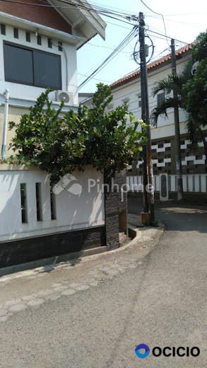 Dijual Rumah Hoek Strategis di Jl. Waas
