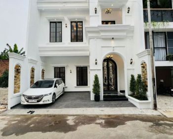 Classic Modern 3 Lantai Dan Rooftop 360% Di Lantai 4.