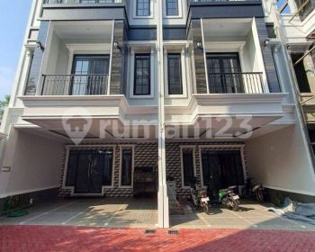 Dijual Rumah 3 Lantai Siap Huni Di Kahfi 1 Jagakarsa