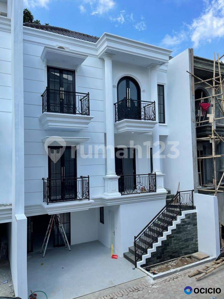 Dijual Rumah American Classic 3lantai Di Jagakarsa