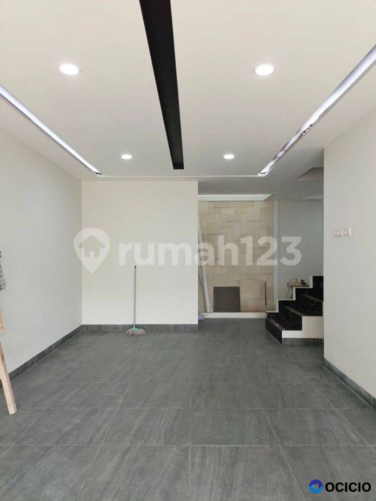 Dijuak Rumah 3.5 Lantai siap Huni Di Jagakarsa
