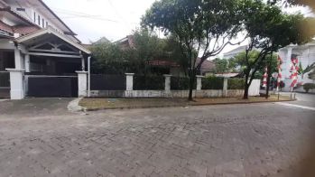 Dijual rumah hook luas tanah 423m di kemang pratama 1bebas banjir