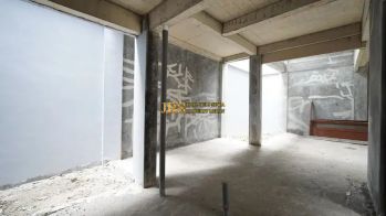 Dijual Villa 3,5 Tingkat di Komplek Givency One Type Channel - Medan