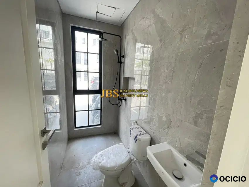 Dijual Villa Siap Huni di Komplek Jewel Park Jalan Starban - Polonia