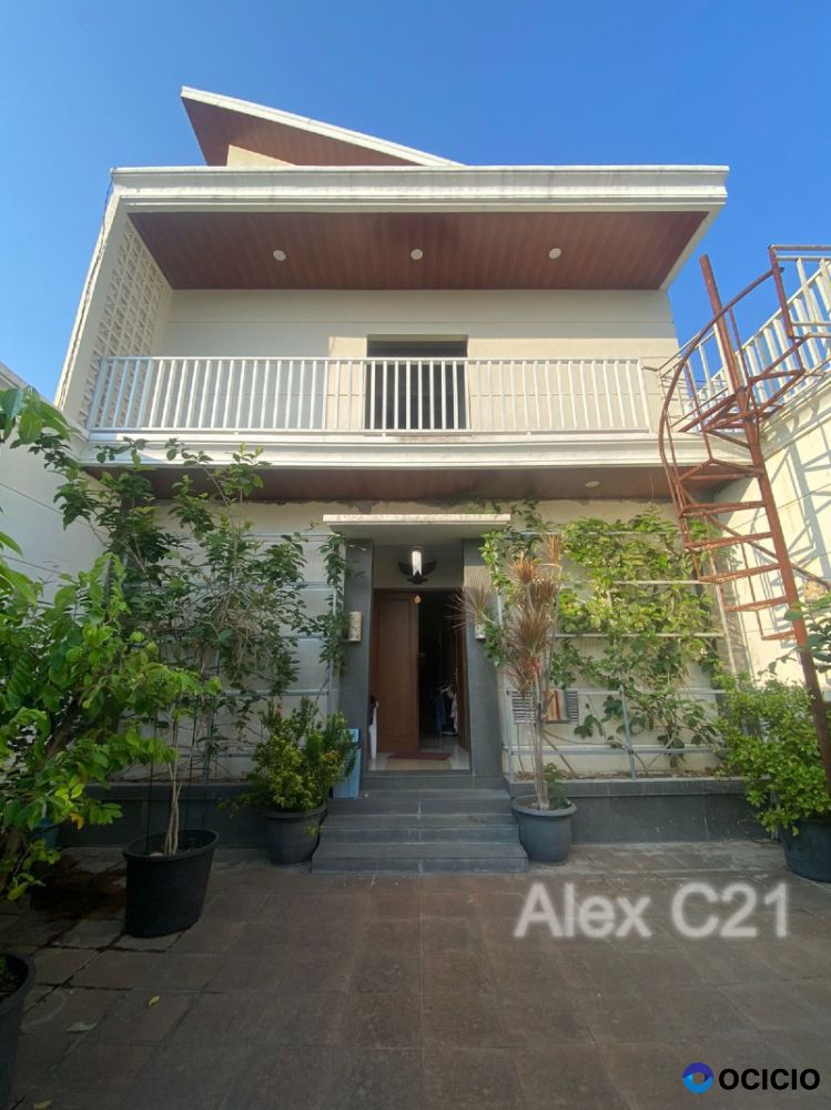 Dijual 2 Rumah Dalam 1 Lokasi beserta 12 Kamar Kost di Taman Mini