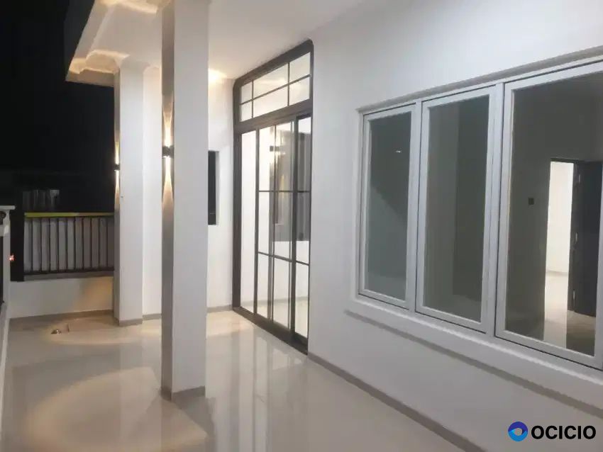 Dijual rumah bangunan baru 3 lantai cluster LT 215 hook di kotawisata