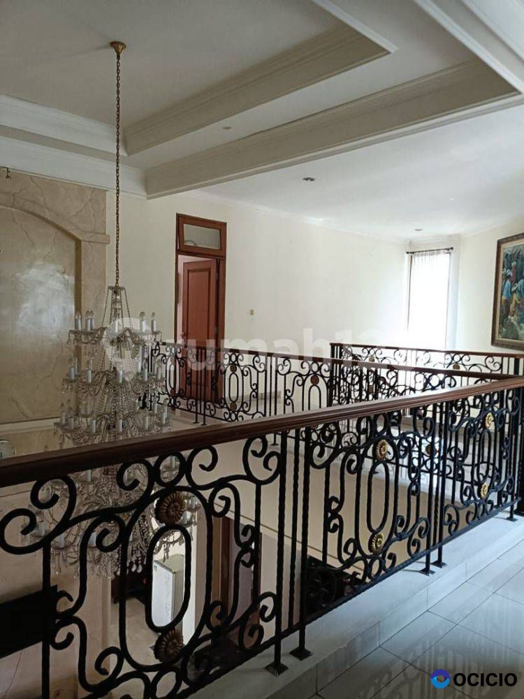 Dijual Cepat Rumah Besar Posisi Hook Masih Butuh Renovasi di Tanah Kusir,