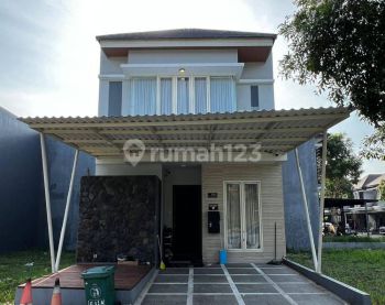 Rumah 2 Lantai di Graha Natura, Surabaya, Nyaman, Homey