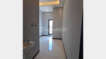 Rumah Baru, Bagus dan Strategis di Mulyosari, Surabaya