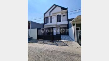 Rumah Baru, 2 Lantai, Bagus & Strategis, Mulyosari, Surabaya